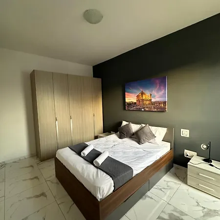 Luxury Penthouse In Apartment *